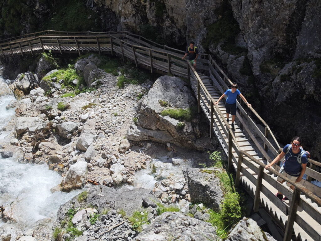 Die Treppenanlage prägt den Aufstieg durch die Silberkarklamm