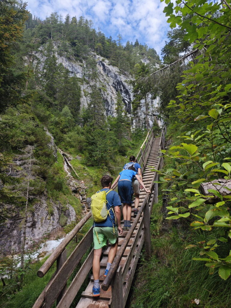 Am Anfang geht es gleich steil hinauf in die Silberkarklamm