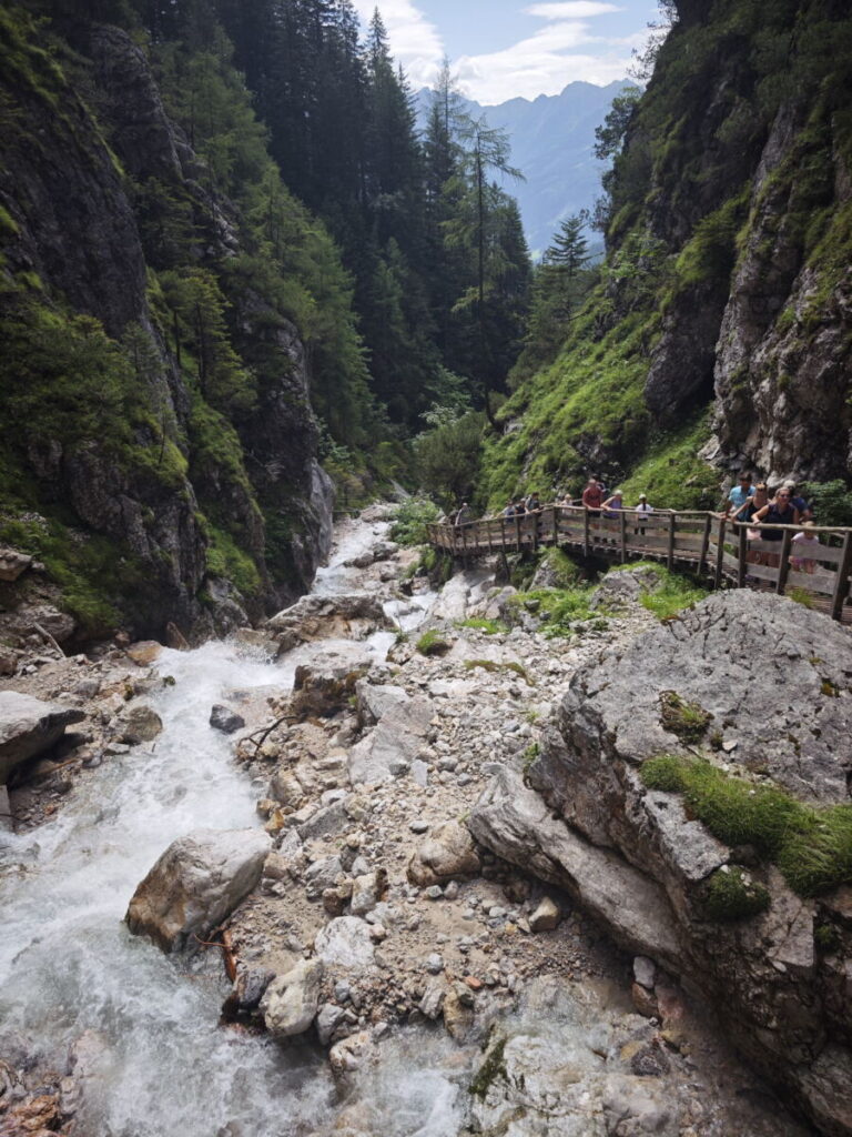 Die Silberkarklamm Wanderung führt über den hölzernen Steig